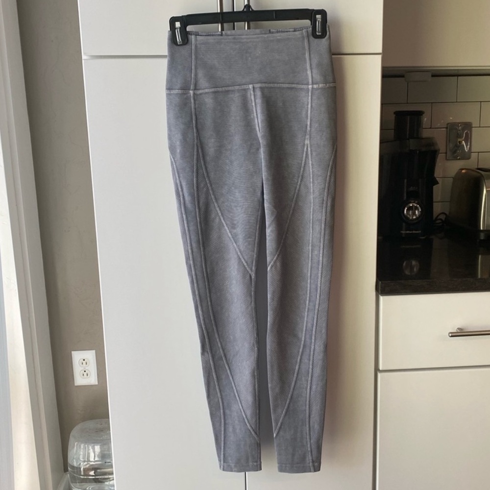 Lululemon Ribbed workout set- size 8 top and size 4 bottoms - Picture 5 of 8